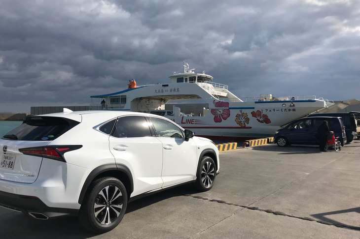 レセプション会場は神の島といわれる久高島。「レクサスNX」で安座真港のフェリー乗り場へ向かった。