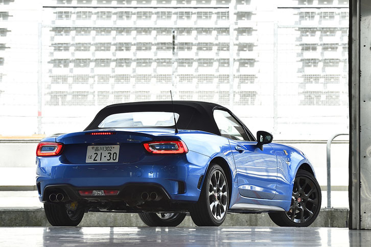 リアアクスルにはトルセンLSDが標準で備わる。写真のボディーカラーは「ブルー・イゾラ・デルバ1974」（青）。