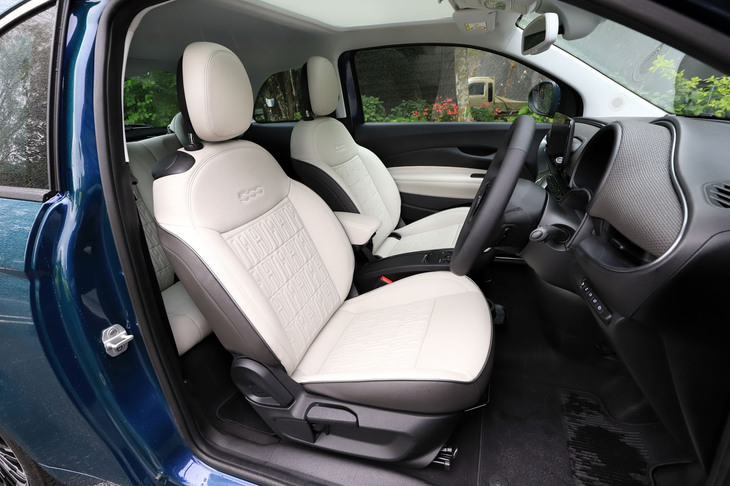 「アイコン」と「オープン」に装備されるリサイクルレザーのシート。エントリーグレード「ポップ」のファブリックシートも、表皮はリサイクル素材でできている。