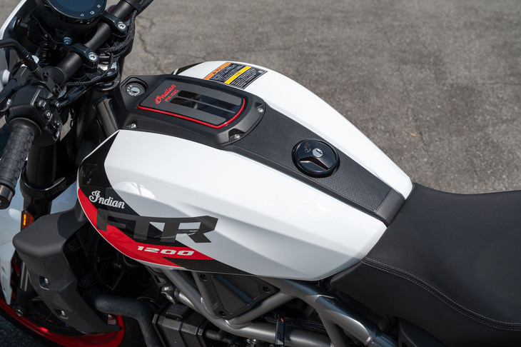 一見、燃料タンクに見えるこちらはエアクリーナーボックスのカバー。低重心化のため、容量12.9リッターの燃料タンクはシートの下に備わっている。