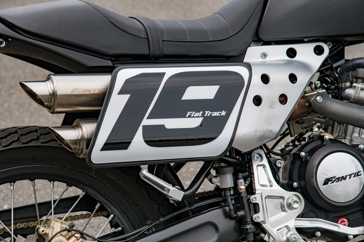 マフラーをカバーするサイドゼッケンプレートに描かれた「19」という文字も、前後19インチのホイールを装着していることに由来する。