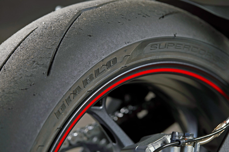 タイヤは「ピレリ・ディアブロ スーパーコルサSP V3」。サーキット走行も想定した、ピレリの最新世代の高性能スポーツタイヤである。