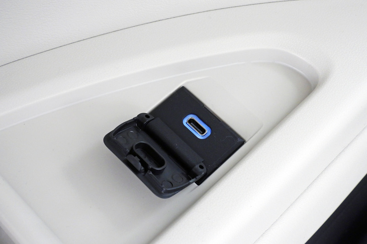 レクサスLM500h“バージョンL”（USBポート）