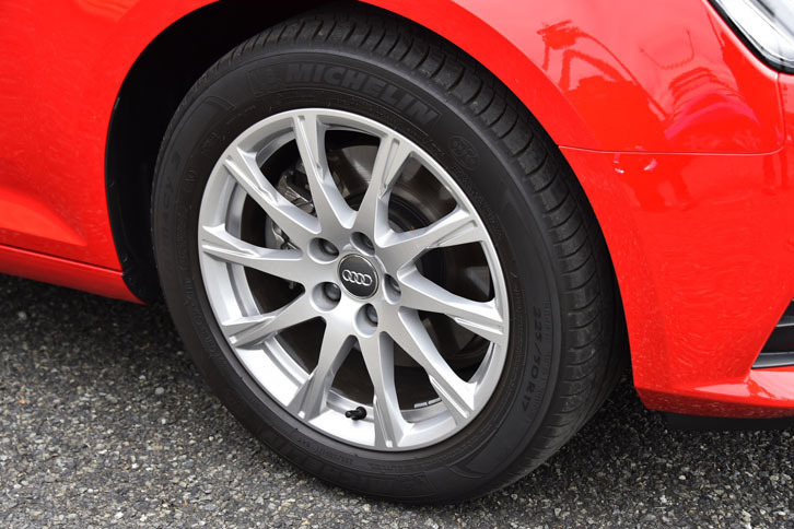 試乗車にはオプションの225/50R17タイヤが装着されていた。標準サイズは205/60R16。