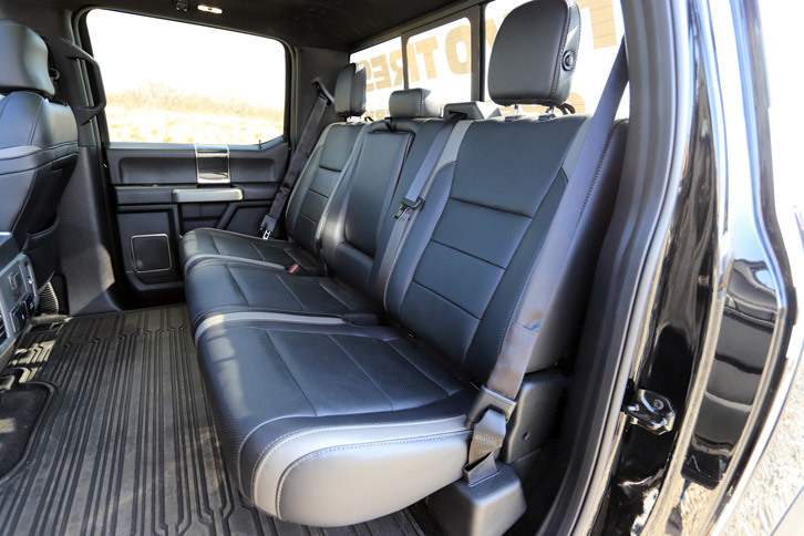 十分な広さをもつリアシートまわり。座面を跳ね上げて荷室スペースとすることもできる。