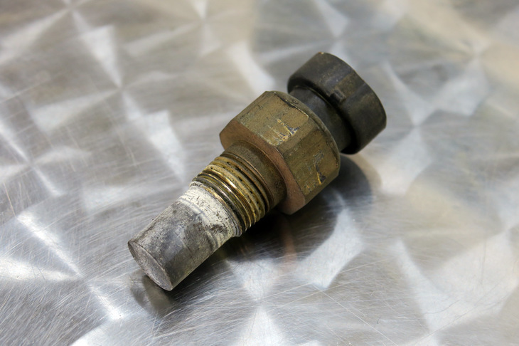 今回のトラブルの原因となった水温センサー。これが壊れたせいで、オーバーヒートしていないのに水温計が異常な温度を示したというわけだ。