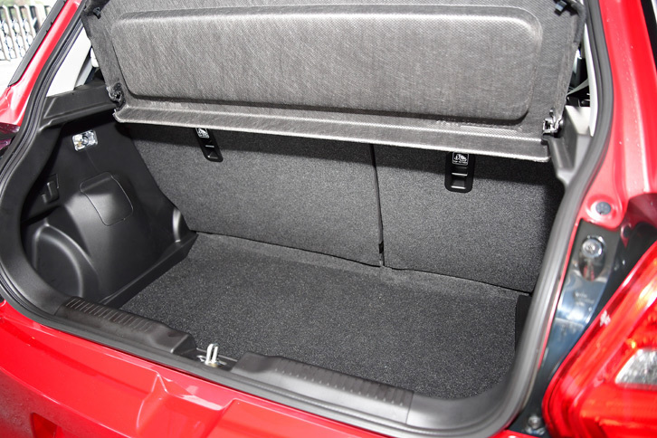 荷室容量は先代モデルより55リッター大きい265リッターを確保している。