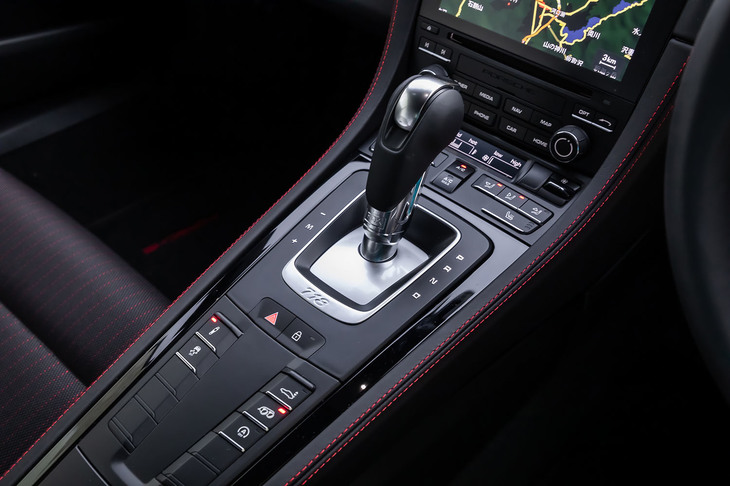 「718ケイマンT」のセンターコンソールパネル。今回の試乗車は、コンベンショナルなレバー式シフトセレクターを採用する右ハンドルの7段PDK仕様だった。6段MTや左ハンドルも選択できる。