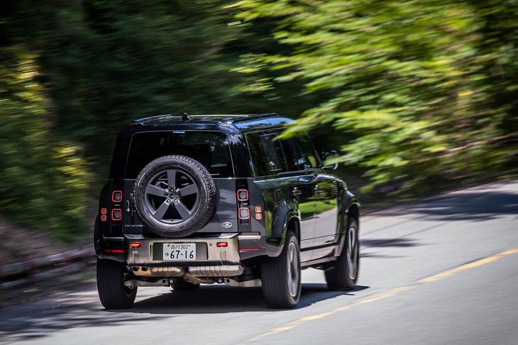 山岳路を行く「ディフェンダー110 X D300」。本格オフローダーらしく、最大でアプローチアングルが37.5°、ブレイクオーバーアングルが28.0°、デパーチャーアングルが40.0°確保されているのも同車の特徴だ。