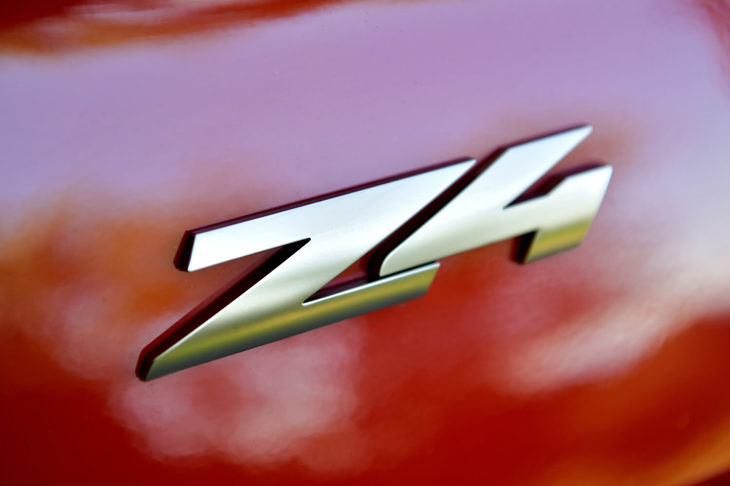 
	【BMW Z4 M40iのスペック】
	ボディーサイズ：全長×全幅×全高＝4335×1865×1305mm／ホイールベース：2470mm／車重：1570kg／駆動方式：FR／エンジン：3リッター直6 DOHC 24バルブ ターボ／トランスミッション：8段AT／最高出力：340ps（250kW）/5000rpm／最大トルク：500Nm（51.0kgm）/1600-4500rpm／タイヤ：（前）255/35ZR19 96Y／（後）275/35ZR19 100Y（ミシュラン・パイロットスーパースポーツ）／燃費：13.2km/リッター（JC08モード）／12.2km/リッター（WLTCモード）／価格：835万円
	