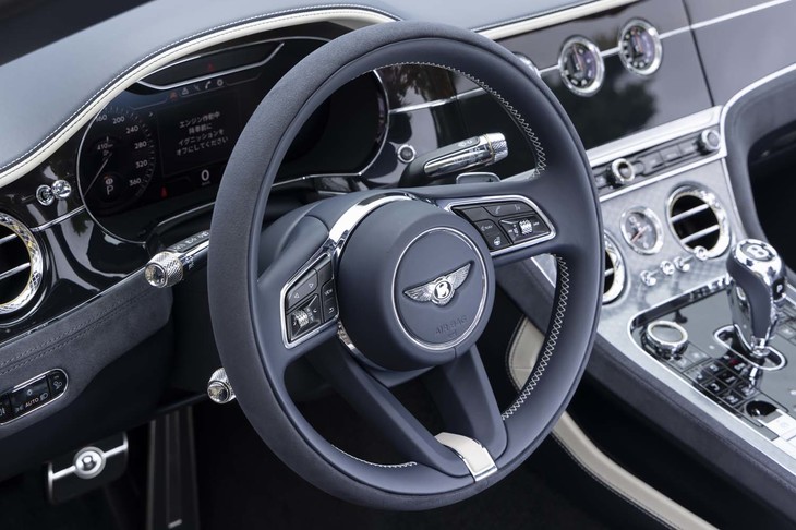 ステアリングホイールはリムの外周部分がアルカンターラで内周部分がスムースレザー。精緻なステッチにも注目したい。