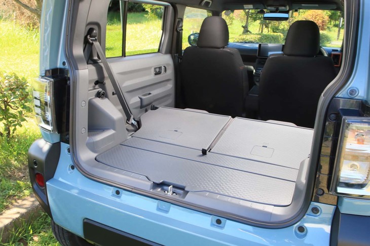 後席を倒しラゲッジスペースを最大化した状態。フロアがフラットなだけでなく、フロアとドアの隙間に荷物が落ちないよう工夫されているのもポイント。