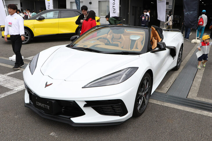 ゼネラルモーターズ・ジャパンは、シボレーのスポーツカー「コルベット」と「カマロ」を展示。現行型カマロは2024年モデルで製造を終了するため、今が購入のラストチャンスとなっている。
