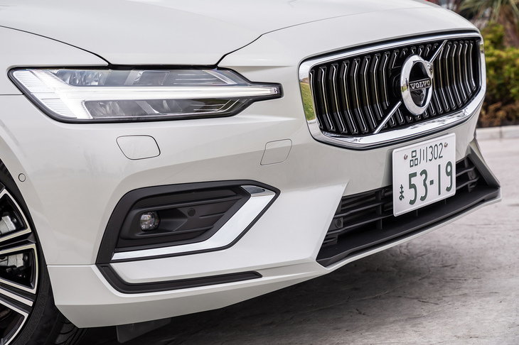 “トールハンマー”をモチーフとしたヘッドライトやグリル形状も進化している。ヘッドライトは、ハンマーの柄の部分がライトを突き出しグリルに近づいている。