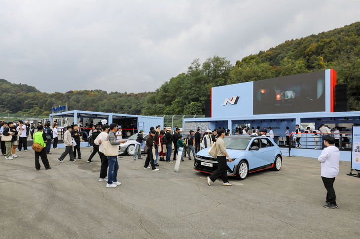 会場となったサーキットでは、デモランに限らずさまざまなイベントが開催されて、ブースには常に長蛇の列ができていた。