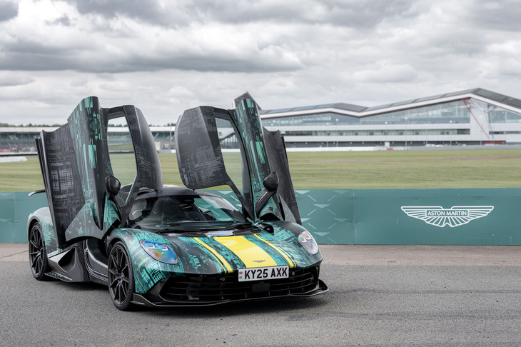 「ヴァルハラ」の車体は、専用設計のカーボンファイバー製のパッセンジャーセルと、その前後のアルミニウム製サブフレームで構成される。足まわりは、フロントがF1スタイルのプッシュロッドサスペンションで、リアが5リンク式サスペンションだ。