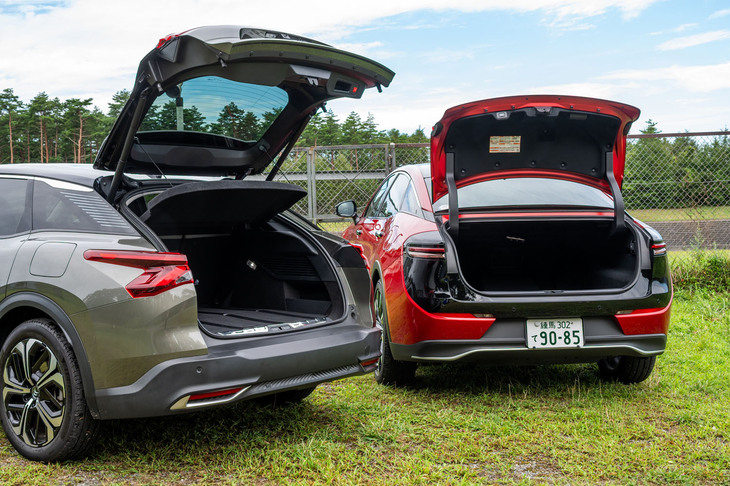 ボディーのフォルムはよく似ているが、「C5 X」はリアにハッチゲートを持つのに対し、「クラウン クロスオーバー」は独立したトランクを持つスリーボックススタイルだ。