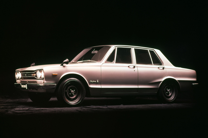 「R380」由来のS20型2リッター直6 DOHCエンジンを搭載した「スカイラインGT-R」。サーキットにおいて高い競争力を発揮した。