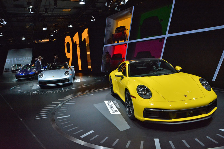 新型「911」が並べられたポルシェの展示エリアの様子。