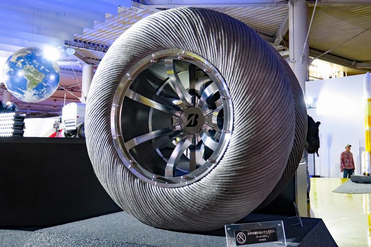 こちらは「有人与圧ローバ」に装着されるブリヂストン製のタイヤ。まずはその大きさに驚いてほしい。