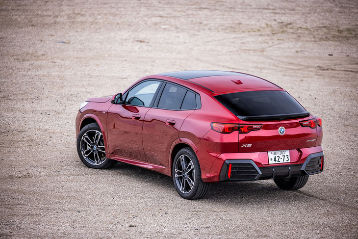 ルーフから流れるようなファストバックフォルムが、「X4」や「X6」とのつながりを感じさせる。ブラインド付きパノラマガラスサンルーフは17万2000円のオプションアイテム。