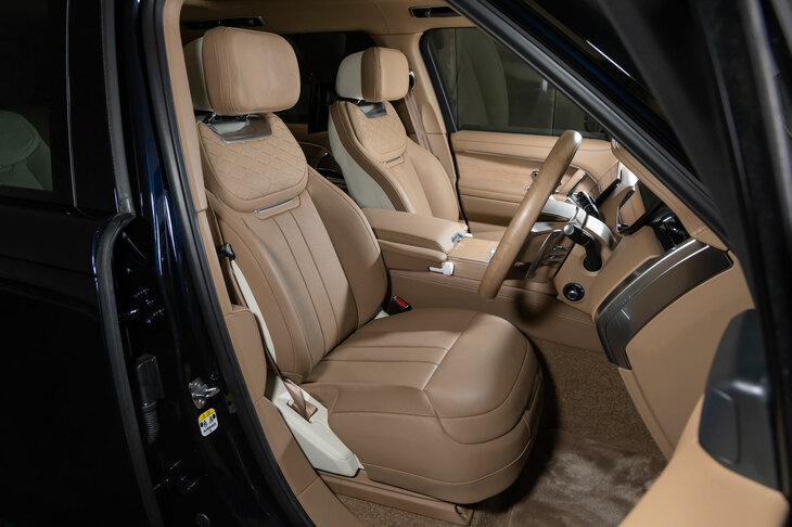 「SVセレニティ」専用の刺しゅうが施されたシート。試乗車の仕様表に見る内装色の表記は「キャラウェイ」だが、実際にはキャラウェイと「ペルリーノ」のツートンである。