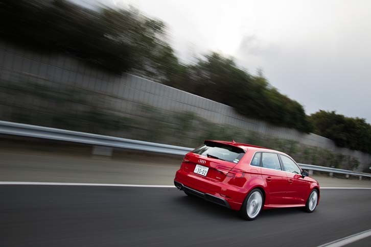 今回のテストでは約396kmを走行して、ハイオクガソリンを28リッター消費。満タン法での燃費は14.2km/リッターを記録した。