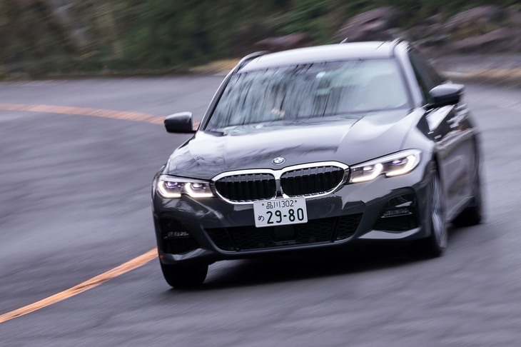 ADAS（先進運転支援システム）も充実している「320d xDriveツーリングMスポーツ」。高速道路などでの運転負荷を軽減する「ハンズオフ機能付き渋滞運転支援機能」が標準装備されている。