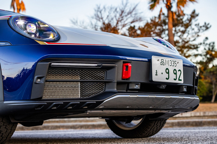 「911ダカール」のフロントセクション。赤いアルミ製けん引フックとステンレス製のアンダーガードがワイルドな雰囲気を演出している。アプローチアングルは14.2°から16.4°と発表されている。