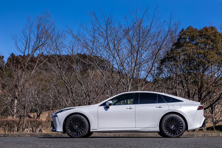 「ミライ」のボディーカラーは、今回の試乗車がまとっていたオプションの「プレシャスホワイトパール」を含め、全8種類から選択できる。洗車などによる小さなすり傷などを自己修復する「セルフリストアリングコート」が全車に標準採用されている。