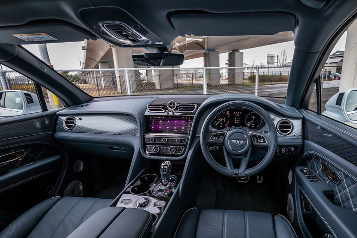 「ベンテイガ ハイブリッド ファーストエディション」のインテリア。ダッシュボード中央上部には、10.9インチのタッチ式ディスプレイとブライトリング製クロックが組み込まれている。