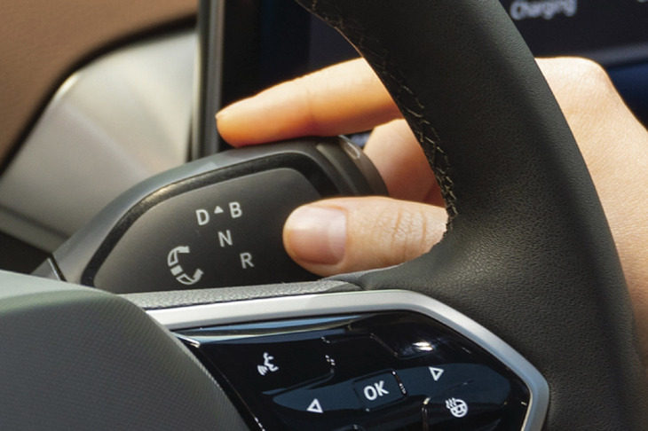 従来型でメーターパネル横に設置されていたドライブモードセレクターが、ステアリングコラムに備わるレバー式に変更された。