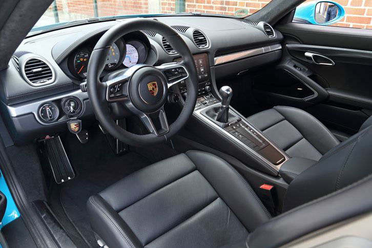 ステアリングホイールは「918スパイダー」用をモチーフにした新デザインのものへ。また、エアコンのアウトレットの形状も変わっている。