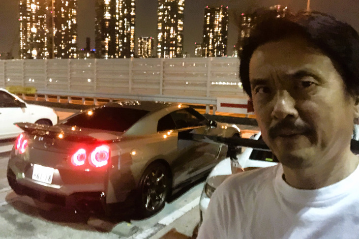 2023年3月20日に正式発表された「日産GT-R」の2024年モデル。今回は夜の首都高で「プレミアムエディションT-spec」に試乗した。車両本体価格は1896万0700円で、「GT-R NISMO」より1000万円安い設定だ。