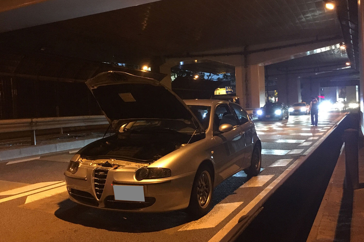 甲州街道で不運にもエンスト。