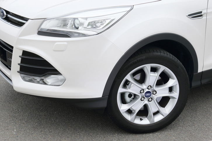 「クーガ」の駆動システムは「トレンド」「タイタニアム」ともにFFベースの4WD。状況に応じて、各車輪に伝える駆動力を0.16秒ごとに調整しているという。