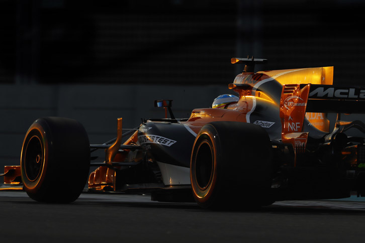 アブダビGPは、マクラーレン・ホンダとして戦う最後のレース。予選では、このレースでF1を引退するフェリッペ・マッサに負けQ3進出ならず、フェルナンド・アロンソ（写真）が11番グリッド。レースでも前戦ブラジルGP同様、マッサを相手に丁々発止とやりあったアロンソは、ピットストップ後にようやくマッサを仕留めることができた。結果9位入賞でチームに2点を献上。チームメイトのストフェル・バンドールンは13番グリッドから12位完走。今季マクラーレンは30点を獲得し、ランキングは下から2番目の9位に終わった。（Photo=McLaren）