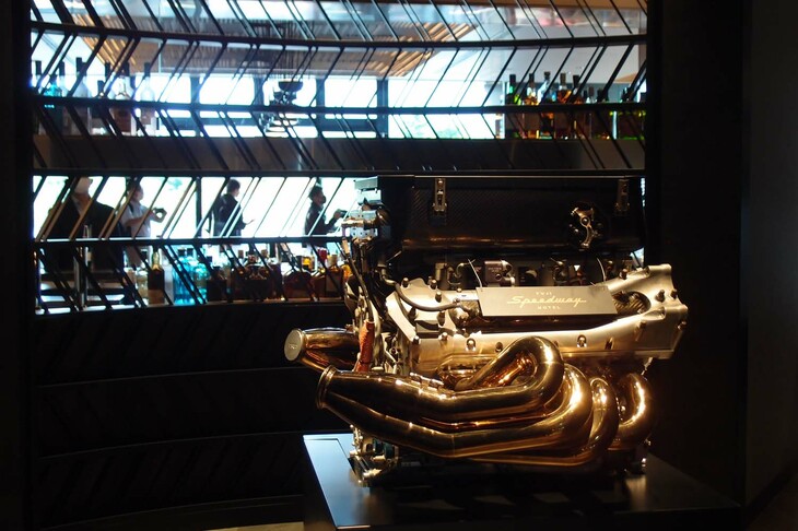 「BAR 4563」の入り口には、モータースポーツ（CART）用のV8エンジンがドンと置かれている。ちなみに、数字の4563はレーシングコースの全長（4563m）に由来する。