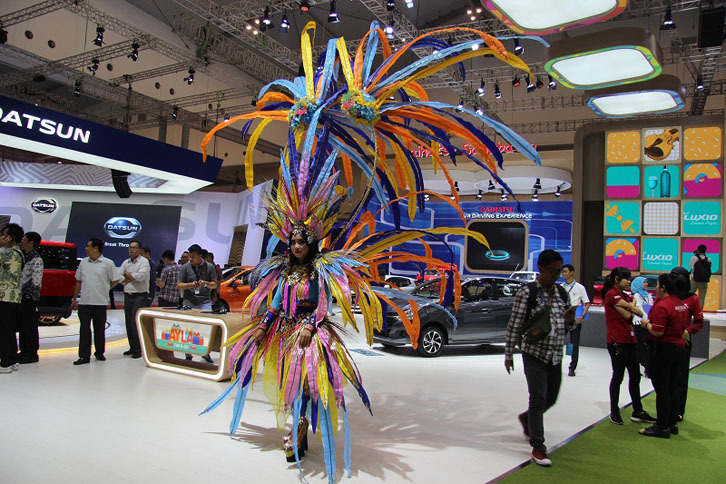 会場ではこんな人も見かけました。目立ち度は満点ですが、装飾はかなり重いでしょうね。特に頭上の飾りが大変そう。それにもかかわらず足元は厚底の靴なのですから……お疲れさまです。