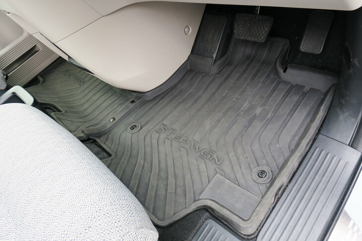 ホンダ・ステップワゴンe：HEVエアー ホンダアクセス用品装着車（オールシーズンマット）