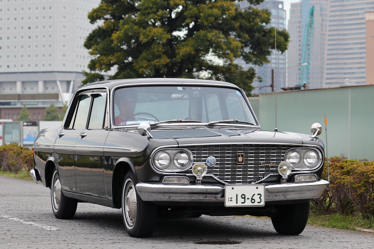 1963年「トヨペット・クラウン デラックス」。1962年にデビューした2代目クラウンの初期型の、トヨグライドと名乗る2段セミAT仕様。2ペダルではあるが、1速と2速の変速は自動ではなく手動で行う必要がある。