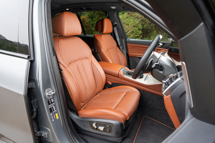 この試乗車のメリノレザーのカラーリングはイタリア語でトリュフを意味する「タルトゥーフォ」。張りの強さが厚みを感じさせる。