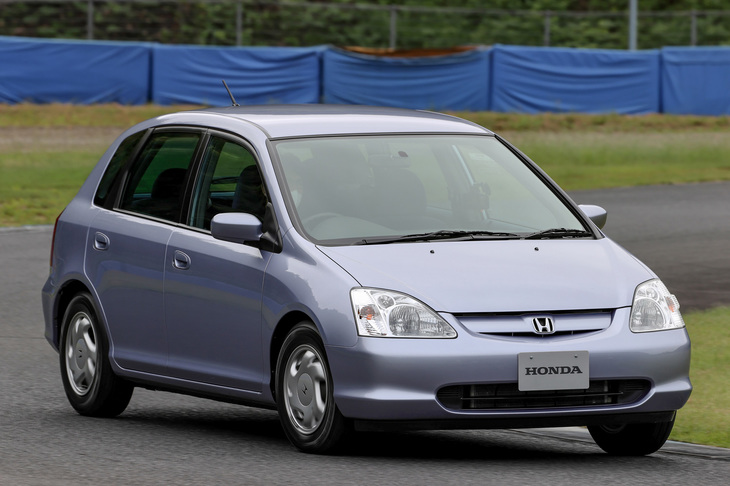 21世紀のコンパクトカーのスタンダードを模索して開発された7代目「シビック」。ホンダはこの世代から、仕向け地ごとにシビックをつくり分けるようになり、その方針は9代目まで続いた。