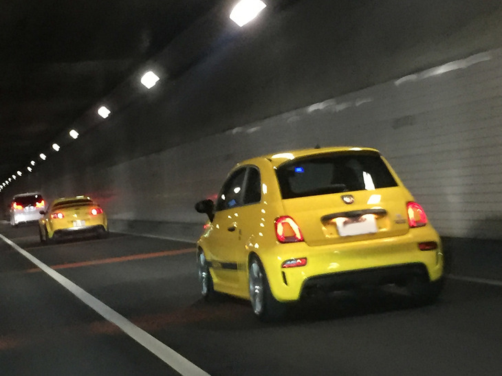 「RX-8」を追走するように登場した「アバルト595」。このあと2台のイエローのマシンは、スポーティーなエキゾーストノートを残し、首都高の曲がりくねったカーブの先へと消えていった。