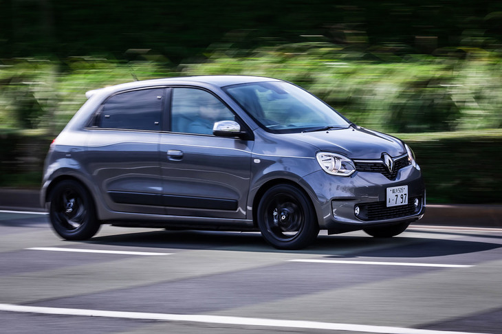 前後オーバーハングの短さも「トゥインゴ」の特徴。最小回転半径は4.3mで、「細街路をグーグル先生に案内されてもパニックに陥ることはないでしょう。心強いです」とはルノー・ジャポン広報担当者の弁。