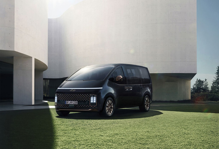 2021年に発表されたミニバン「スターリア」。2022年2月現在、ドイツなどではすでにリリースされているが、イタリアには未導入である。