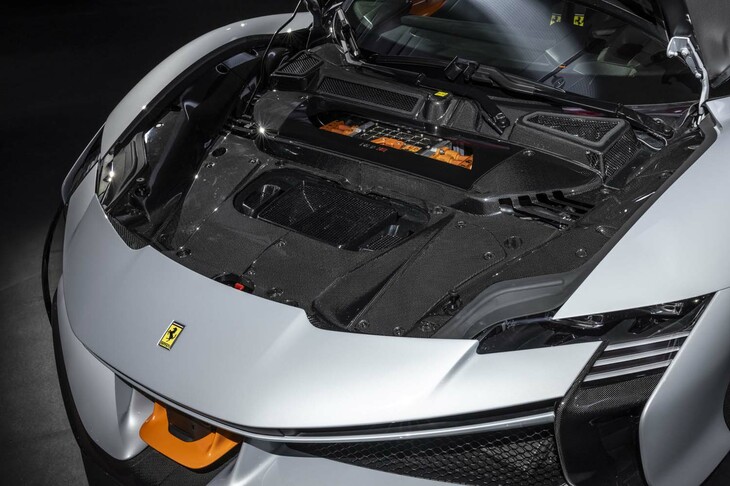 フェラーリSF90 XXストラダーレ（フロントボンネット内）