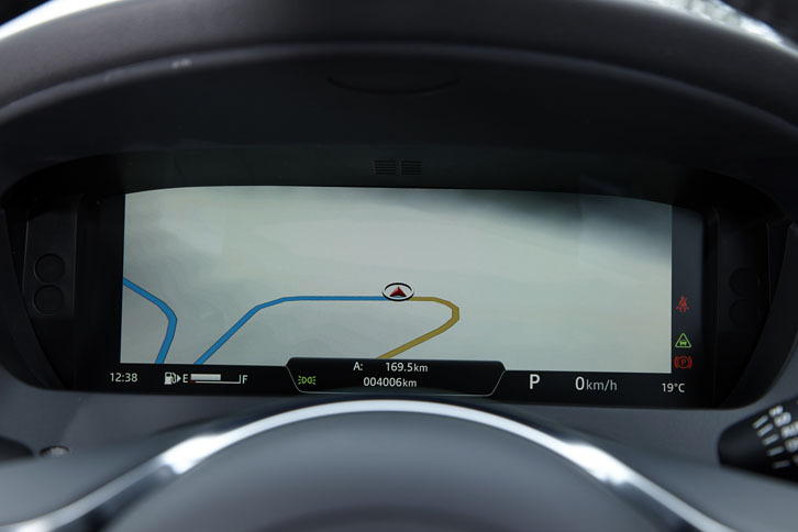 運転席正面のメーターパネルには、写真のようにカーナビの地図を表示することもできる。