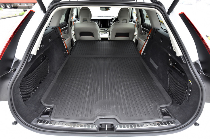 荷室容量は560～1526リッター。60：40分割可倒式のリアシートを倒せば、ご覧のように広大な空間が現れる。