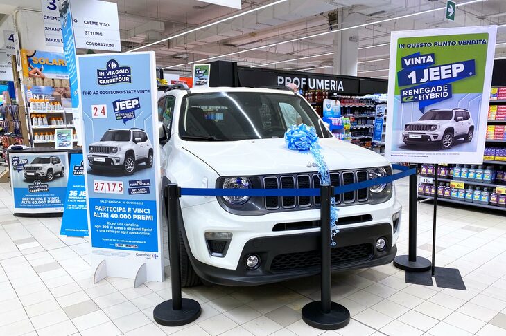特賞の「ジープ・レネゲードeハイブリッド」を展示したスーパーマーケット。2022年6月トリノで撮影。